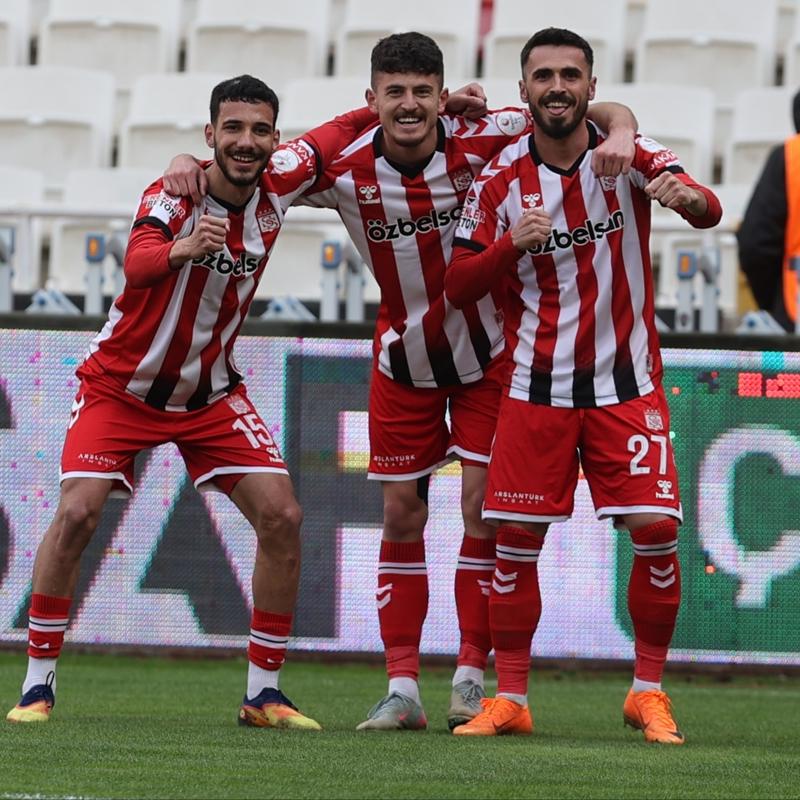 Sivasspor, Sakaryaspor'u farkl� yendi