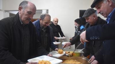 G�m��hane'de 18 y�ld�r s�ren gelenek: Hay�rsever k�yl�ler yoldan ge�en ki�ilere iftar veriyor