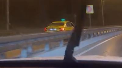 Ters �eritte ilerledi, trafi�i tehlikeye att�: O taksici kamerada