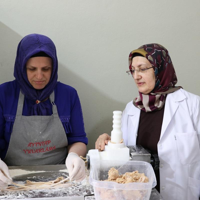 Gaziantep'in as�rl�k lezzetine kad�n eli de�di! Yuvalamayla gelen seri �retim kad�nlara �rnek oldu