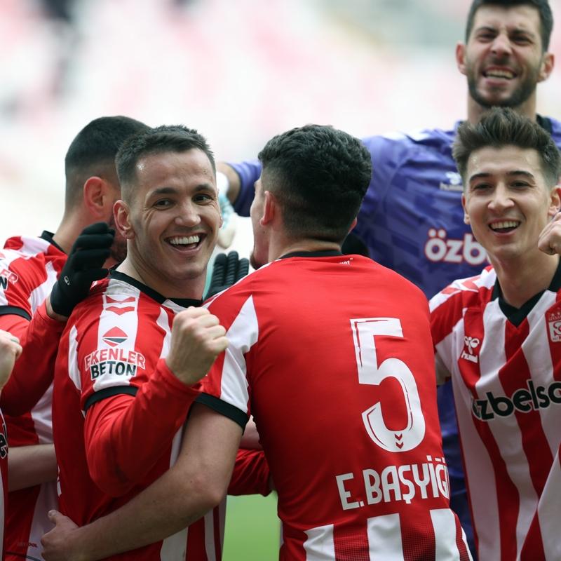 Sivasspor 5 ma� sonra 3 puanla tan��t�