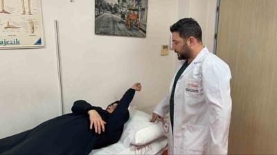 52 y�l sonra kolunu hareket ettirdi... Fel�li omuz ameliyatla iyile�ti