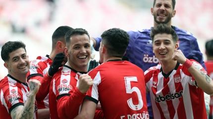 Sivasspor 5 ma� sonra 3 puanla tan��t�