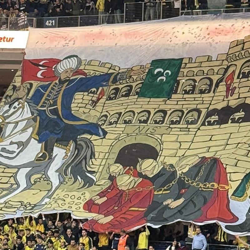 Fenerbah�eli taraftarlardan Partizan'a cevap niteli�inde pankart