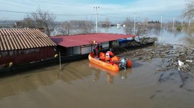 Edirne'de ta�k�nda mahsur kalan 3 ki�i botlarla kurtar�ld�