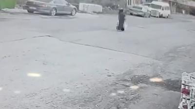 Pikab�n kapa�� kad�n�n kafas�na �arpt�... Feci kaza kamerada