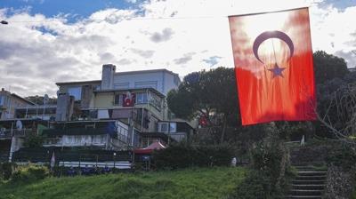 Pilotumuzun �ehadet haberi ailesine verildi! Baba oca��na T�rk bayraklar� as�ld�