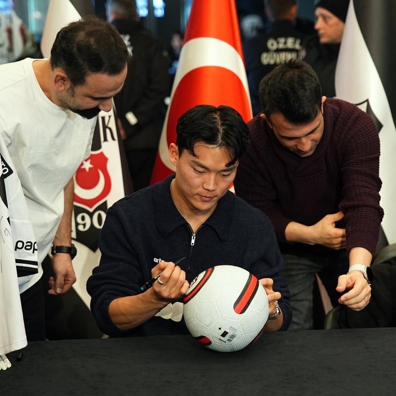 Be�ikta�'�n y�ld�z golc�s� Hyeon-gyu Oh, imza g�n�nde taraftarlarla bulu�tu