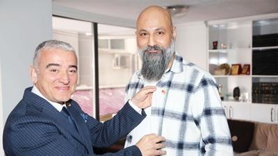 Gazetecinin hukuk zaferi! 739 g�n sonra rozetine kavu�tu