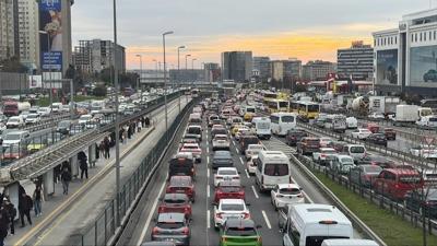 �stanbul'da trafik yine s�k��t�... Yo�unluk y�zde 85'e ��kt�