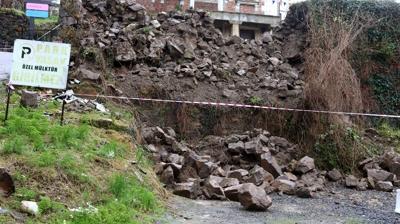 Ordu'da istinat duvar� ��kt�! Ara�larda hasar olu�tu