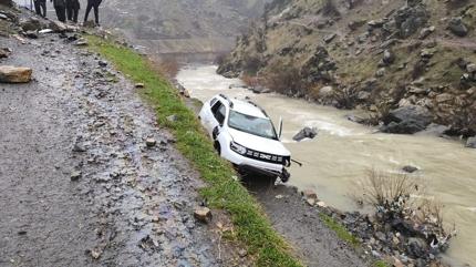 ��rnak'ta faciadan k�l pay� d�n�ld�... �arampole devrilen otomobilde 2 ki�i yaraland�