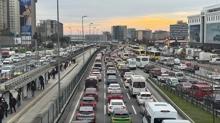 �stanbul'da trafik yine s�k��t�... Yo�unluk y�zde 85'e ��kt�