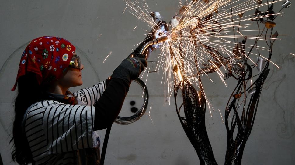 Metal par�alar kad�n g�c�yle sanat eserine d�n���yor