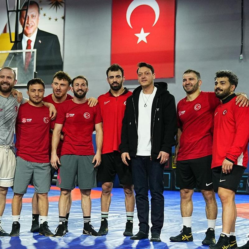 Mesut �zil'den �ampiyonluk sorusuna cevap! 'G�nl�m Fenerbah�e'den yana'