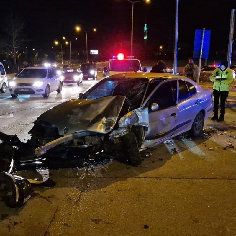 Karaman'da hareketli gece... Polisten ka�arken kaza yapt�lar