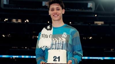 Arda G�ler 21 ya��nda! Pastan�n �zerindeki yaz� dikkat �ekti...