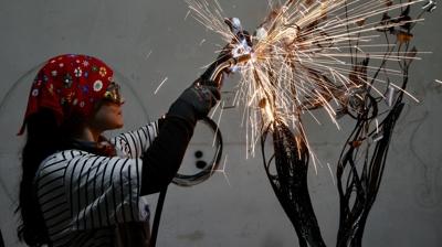 Metal par�alar kad�n g�c�yle sanat eserine d�n���yor  