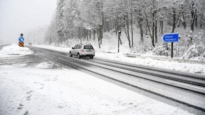 D-100 kara yolunun Bolu Dağı kesiminde kar etkili oluyor