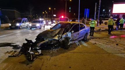 Karaman'da hareketli gece... Polisten ka�arken kaza yapt�lar