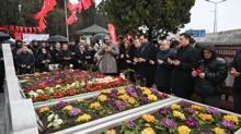 AK Parti �stanbul �l Ba�kanl��� Necmettin Erbakan'� mezar� ba��nda and�