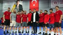 Eski futbolcu Mesut �zil, G�re� Milli Tak�m�'n� ziyaret etti