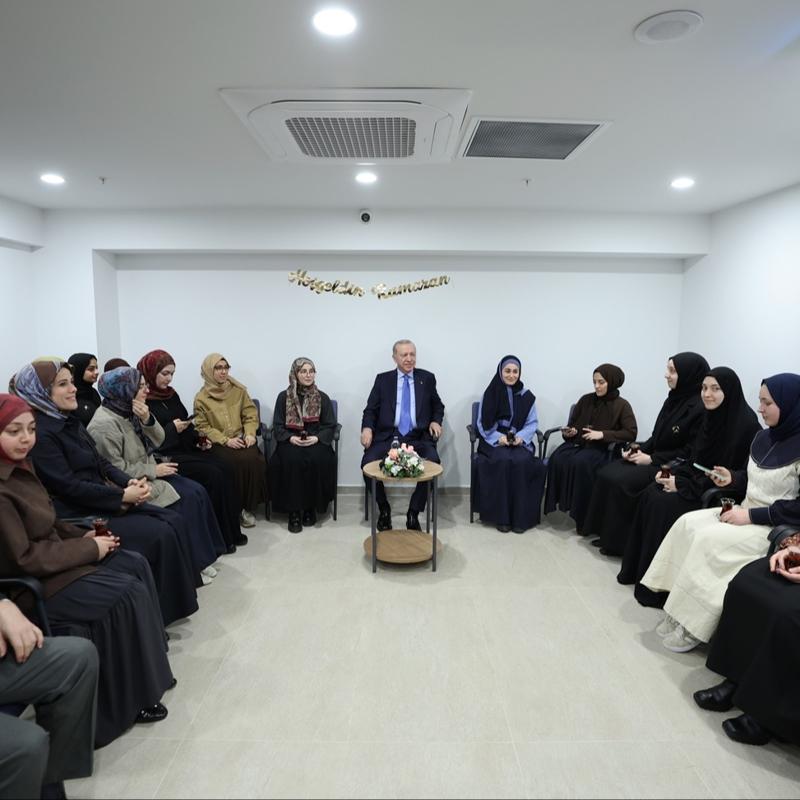 Ba�kan Erdo�an �stanbul'da bir yurdu ziyaret ederek ��rencilerle sohbet etti