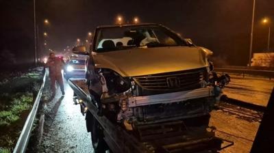 Anadolu Otoyolu'nda feci kaza! Bariyerlere h�zla �arpt�