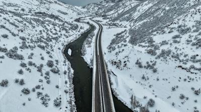 Karasu Nehri beyaza b�r�nd�! Erzurum-Erzincan yolunda kartpostall�k manzara
