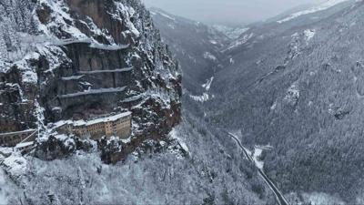 Alt�ndere Vadisi sessizli�e, S�mela Manast�r� beyaza b�r�nd�!