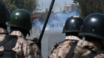 Kara�i'de ABD B�y�kel�ili�i'ne sald�r�! G�stericiler binaya girmeye �al��t�