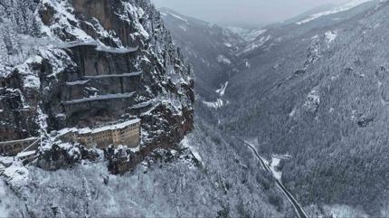 Alt�ndere Vadisi sessizli�e, S�mela Manast�r� beyaza b�r�nd�!