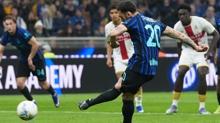 Hakan �alhano�lu gol�n� att�! Lider Inter ligde kazand�