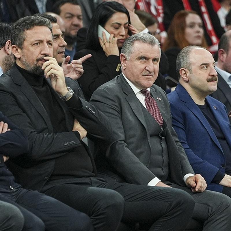 Bakan Osman A�k�n Bak, T�rkiye-S�rbistan ma��n� yerinden takip etti