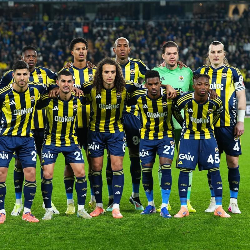 Hastaneye kald�r�ld�! Fenerbah�eli y�ld�z�n e�i trafik kazas� ge�irdi