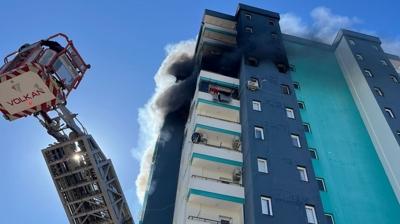 13 katlı binada yangın paniği! Ekipler havaya ateş açtı