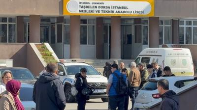 �stanbul'da lisede deh�et: 2 ��retmen ve 1 ��renciyi b��aklad�