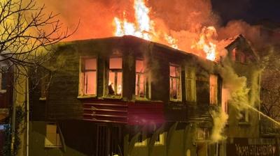 �sk�dar'da yang�n... Metruk binalar alevlere teslim oldu