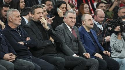 Bakan Osman A�k�n Bak, T�rkiye-S�rbistan ma��n� yerinden takip etti