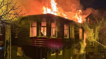 �sk�dar'da yang�n... Metruk binalar alevlere teslim oldu