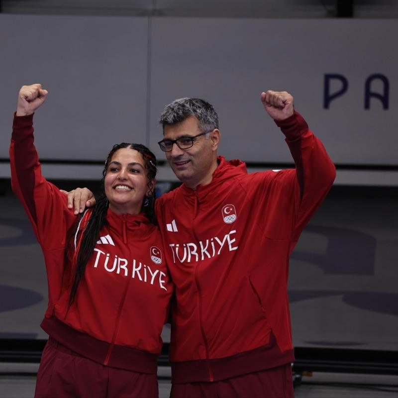 Yusuf Dike� ve �evval �layda Tarhan'dan g�m�� madalya