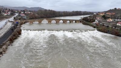 K�z�l�rmak y�kseldi, �ahruh K�pr�s� suyla �evrelendi