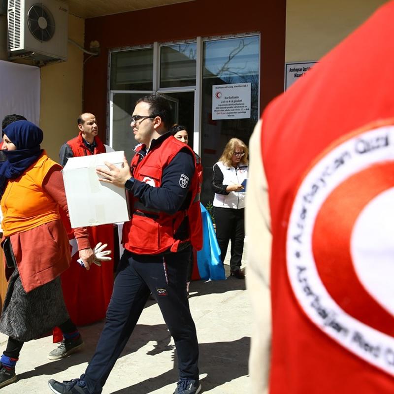 T�rk K�z�lay Azerbaycan'da! �htiya� sahiplerine T�rkiye'den �efkat paketi