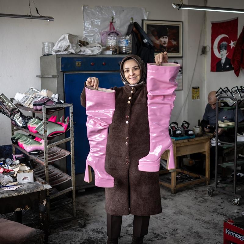 480 renk, 3 k�ta: Kad�n giri�imcinin �r�nleri T�rk motifiyle d�nya podyumunda