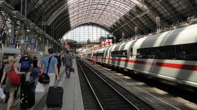 Almanya'da tren istasyonunda bomba pani�i