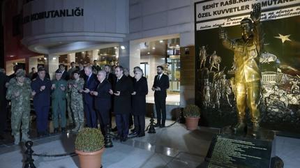 Ba�kan Erdo�an, �mer Halisdemir'in �ehit oldu�u noktadaki an�t�n �n�nde dua etti