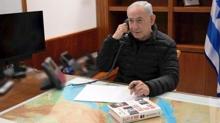 Netanyahu'nun masas�ndaki kitab�n s�rr�