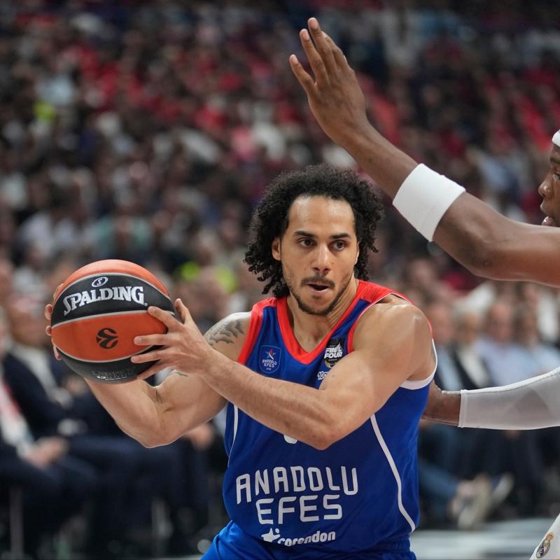 Anadolu Efes'te Shane Larkin'in sakatl�k s�reci uzad�