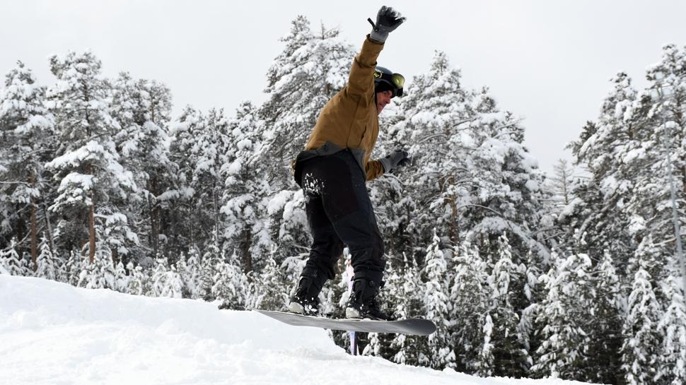 Nisan ay�na kadar devam edecek: Kars'ta kayak sezonu bitmiyor!