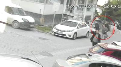 Esenyurt'ta kom�u deh�eti kamerada: Gen� adam ya�l� �ifti sopayla darp etti